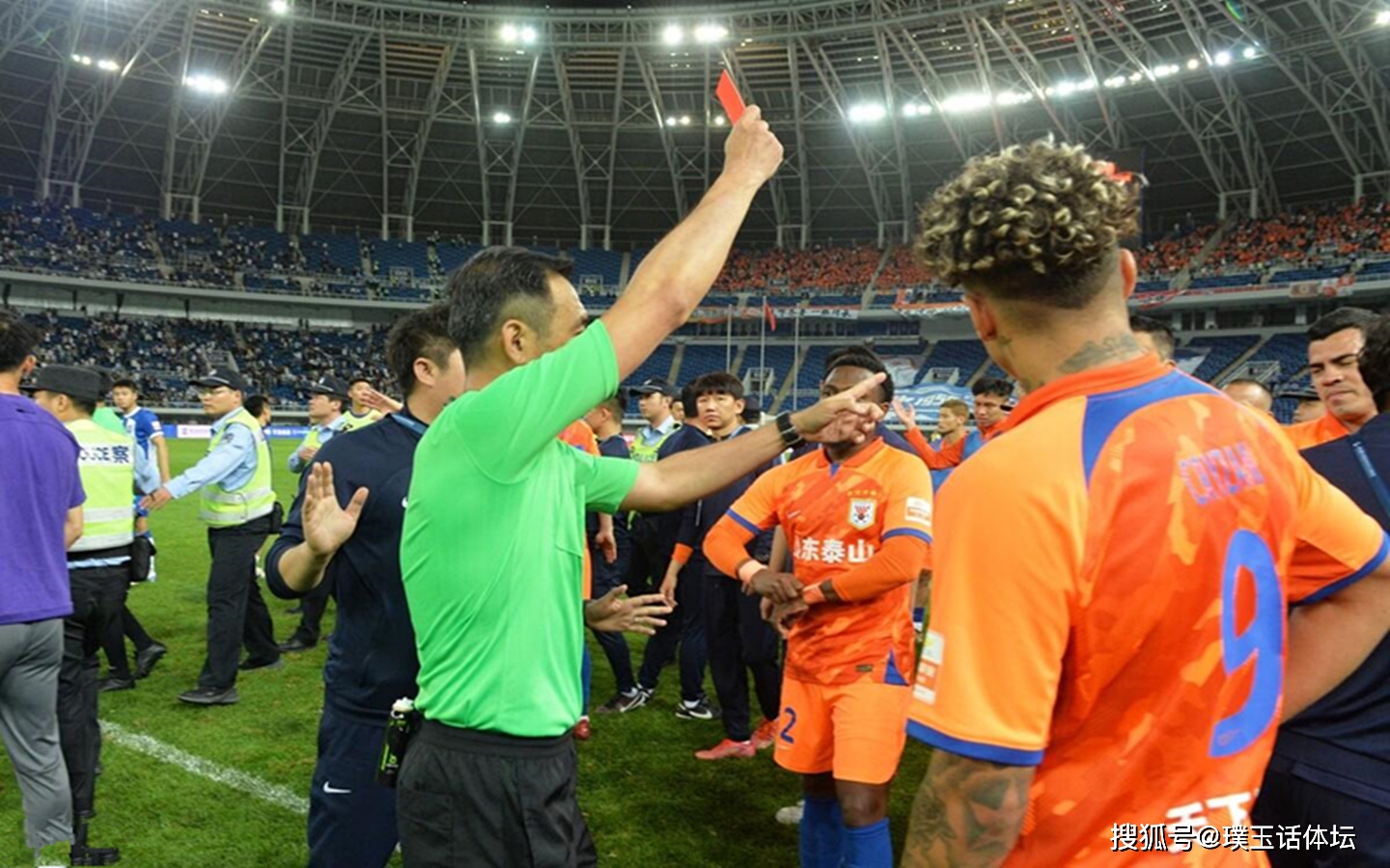 陇右山猫队小胜祁连雄鲨队，篮球总决赛上演裁判判罚引热议！禁区内连续解围的简单介绍