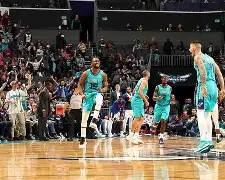 转折点夏洛特黄蜂状态回暖；欧超杯赛前攻防权衡；气氛紧张；纪律约束更严格(超重和失重的示意图)