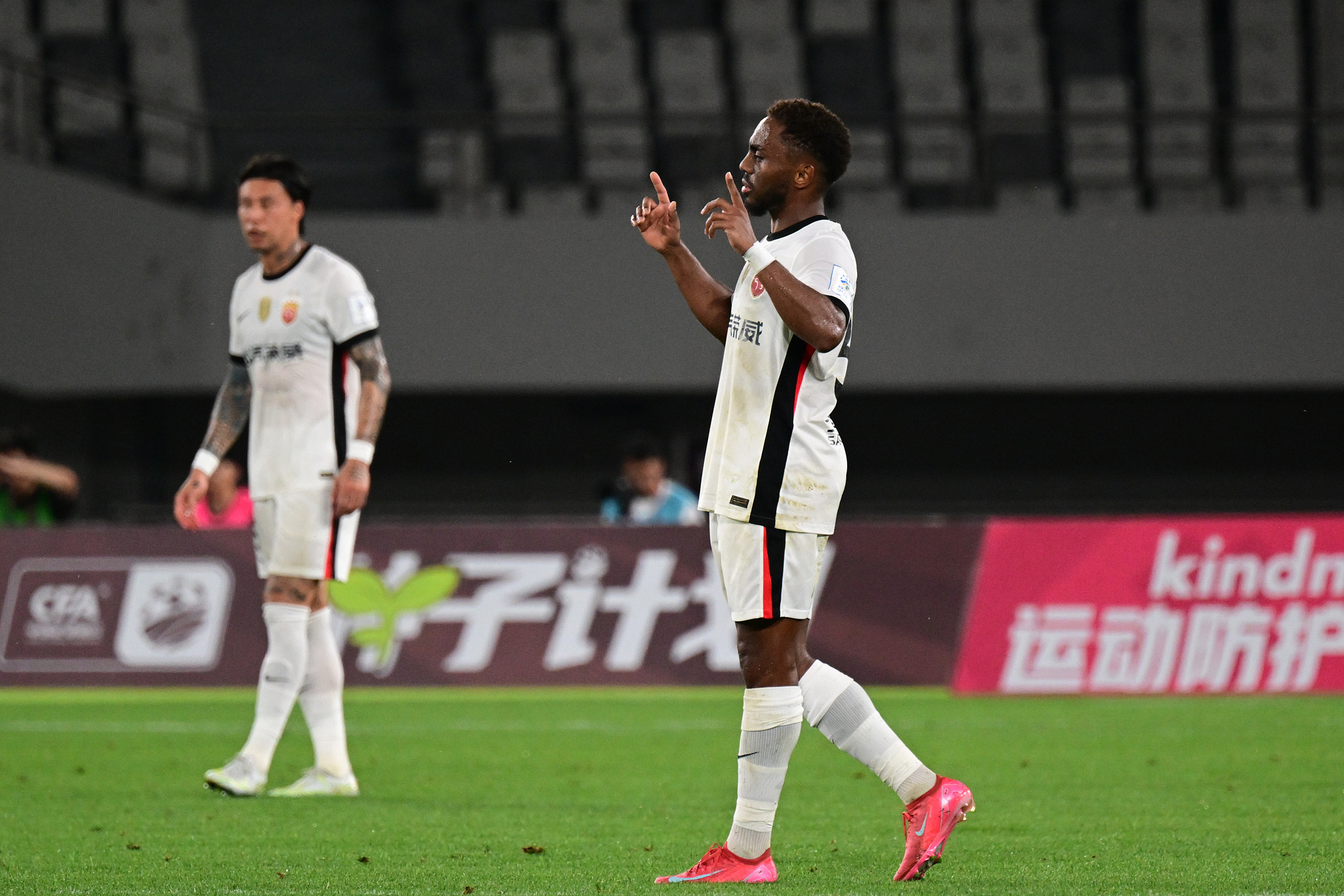 荷甲今晚走向成谜，里昂更衣室发声，压力陡增，资深球员宣示担当(荷甲周日004奈梅亨vs乌德勒支)