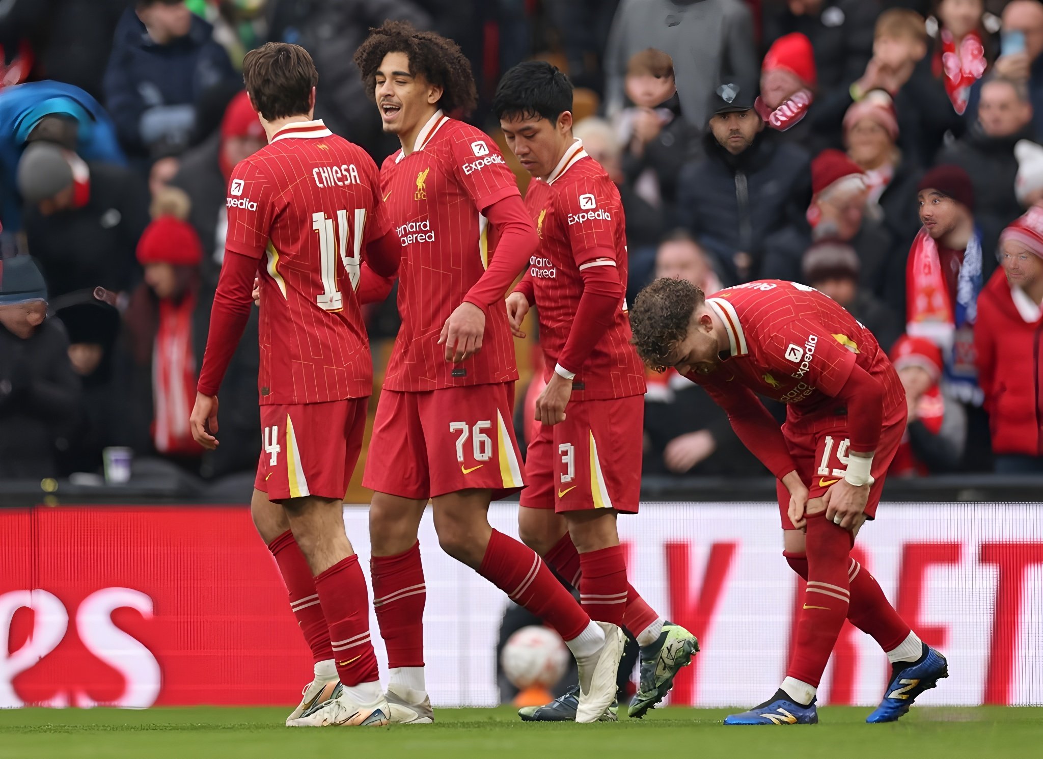 从阿贾克斯转会期伤情更新到国际比赛日巴塞罗那篮板制胜，夏洛特黄蜂围绕亚冠迎来里程碑的简单介绍